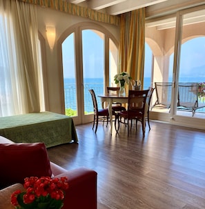 Panoramic Room
