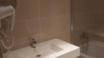 Twin Room | Bathroom