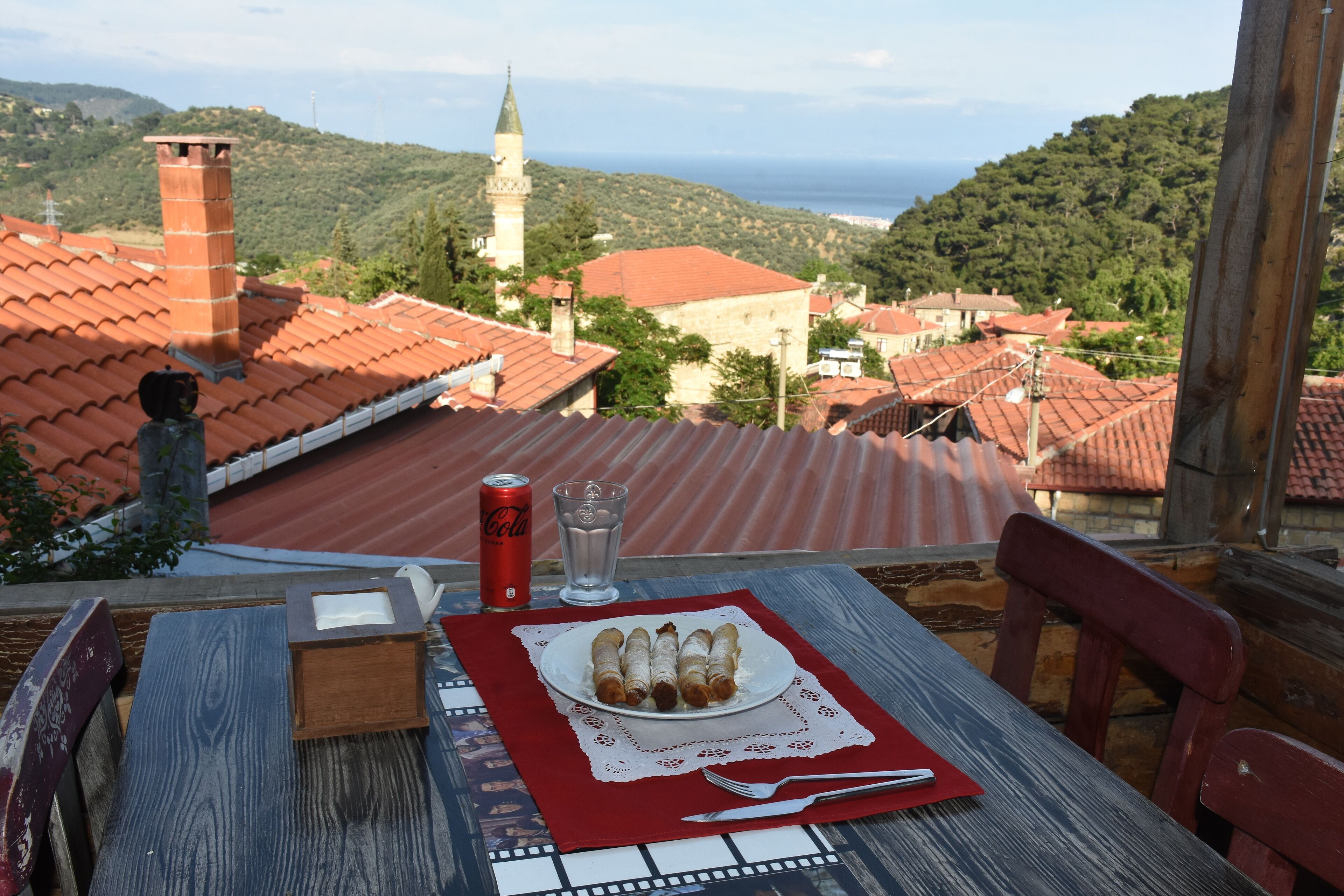 Petit déjeuner et déjeuner servis sur place, spécialités Cuisine locale