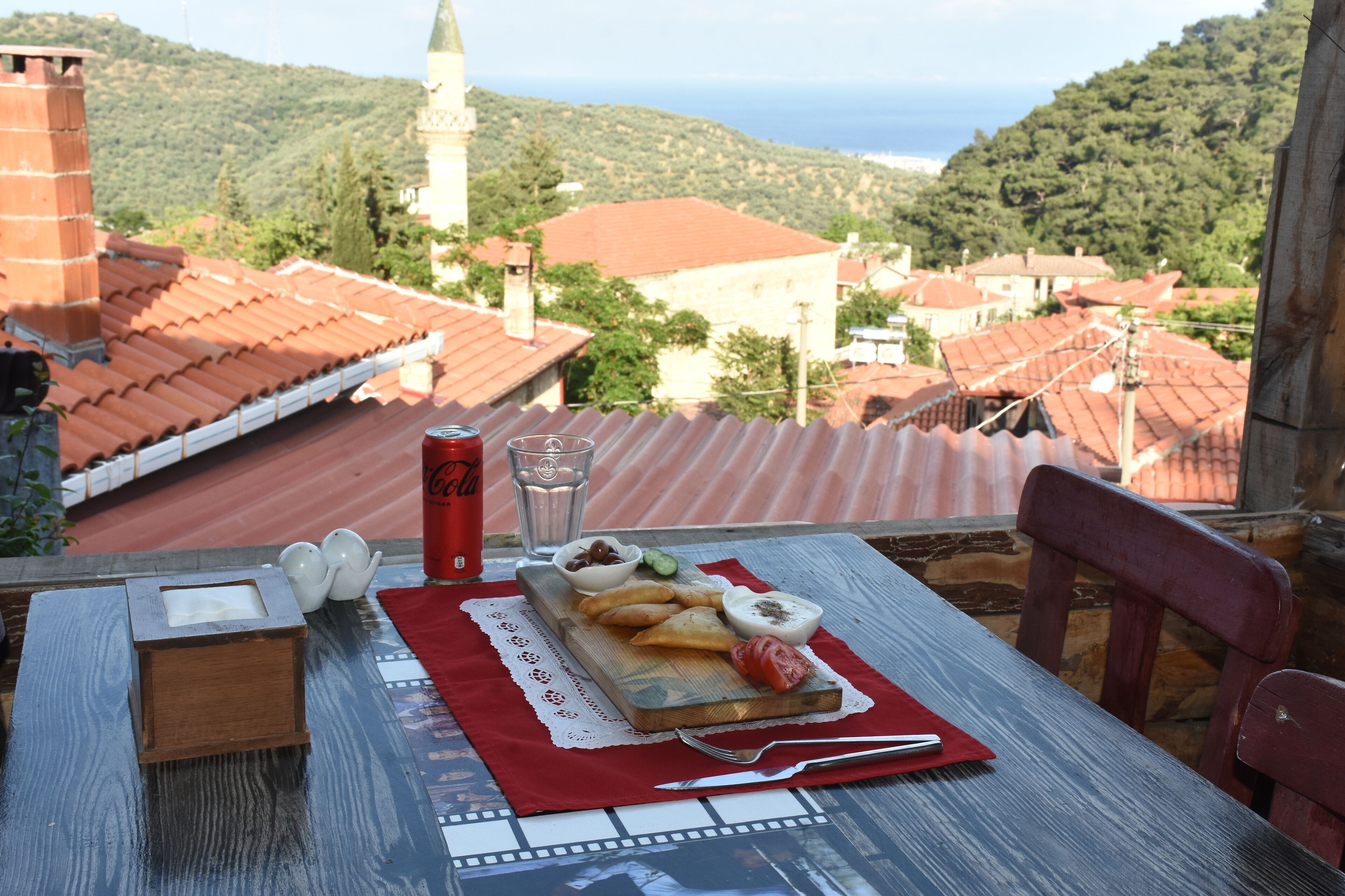 Aamiainen, lounas ja illallinen; paikallinen keittiö 