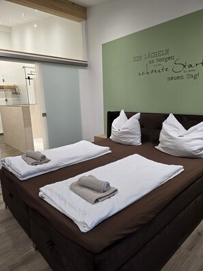 6 bedrooms, travel crib, free WiFi, bed sheets