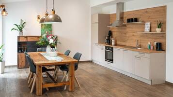 Wasserkocher mit Kaffee-/Teezubehör, Kühlschrank, Mikrowelle, Ofen