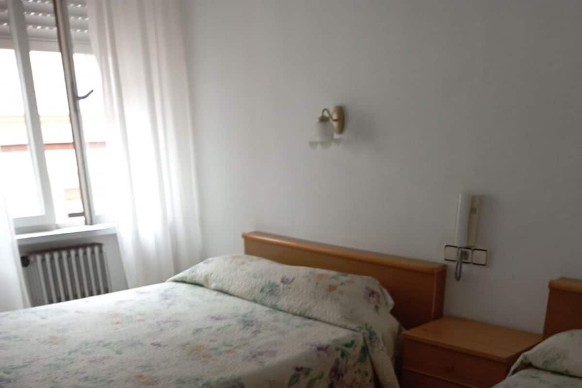 Habitación básica con 2 camas individuales