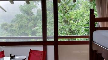 Suíte família | 1 quarto, individualmente decorados, espaço de trabalho para notebook