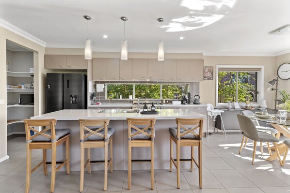 Fridge, microwave, oven, stovetop - Spacious w/ King Bed & Games Rooms, Walk to Cafe's and Shops (Daylesford)