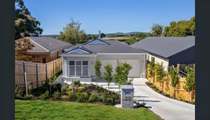 Exterior - Spacious w/ King Bed & Games Rooms, Walk to Cafe's and Shops (Daylesford)