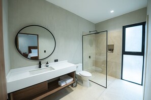 Junior suite | Badkamer | Een douche, handdoeken