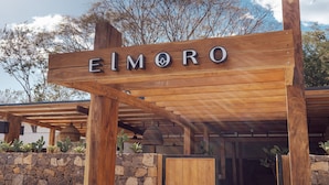 Een houten bord met de tekst 'ELMORO' in hoofdletters.