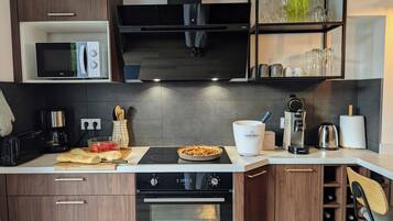 Kühlschrank, Mikrowelle, Ofen, Geschirrspüler