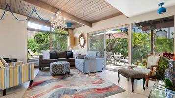 Maison, plusieurs lits, bain à remous, vue jardin | Coin séjour | Télévision, cheminée