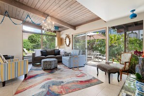 Maison, plusieurs lits, bain à remous, vue jardin | Coin séjour