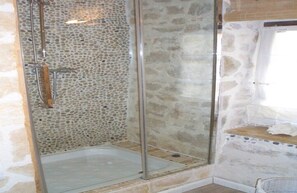 Suihku, hiustenkuivaaja, pyyhkeet, saippua