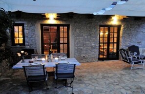 تناول الطعام بالخارج