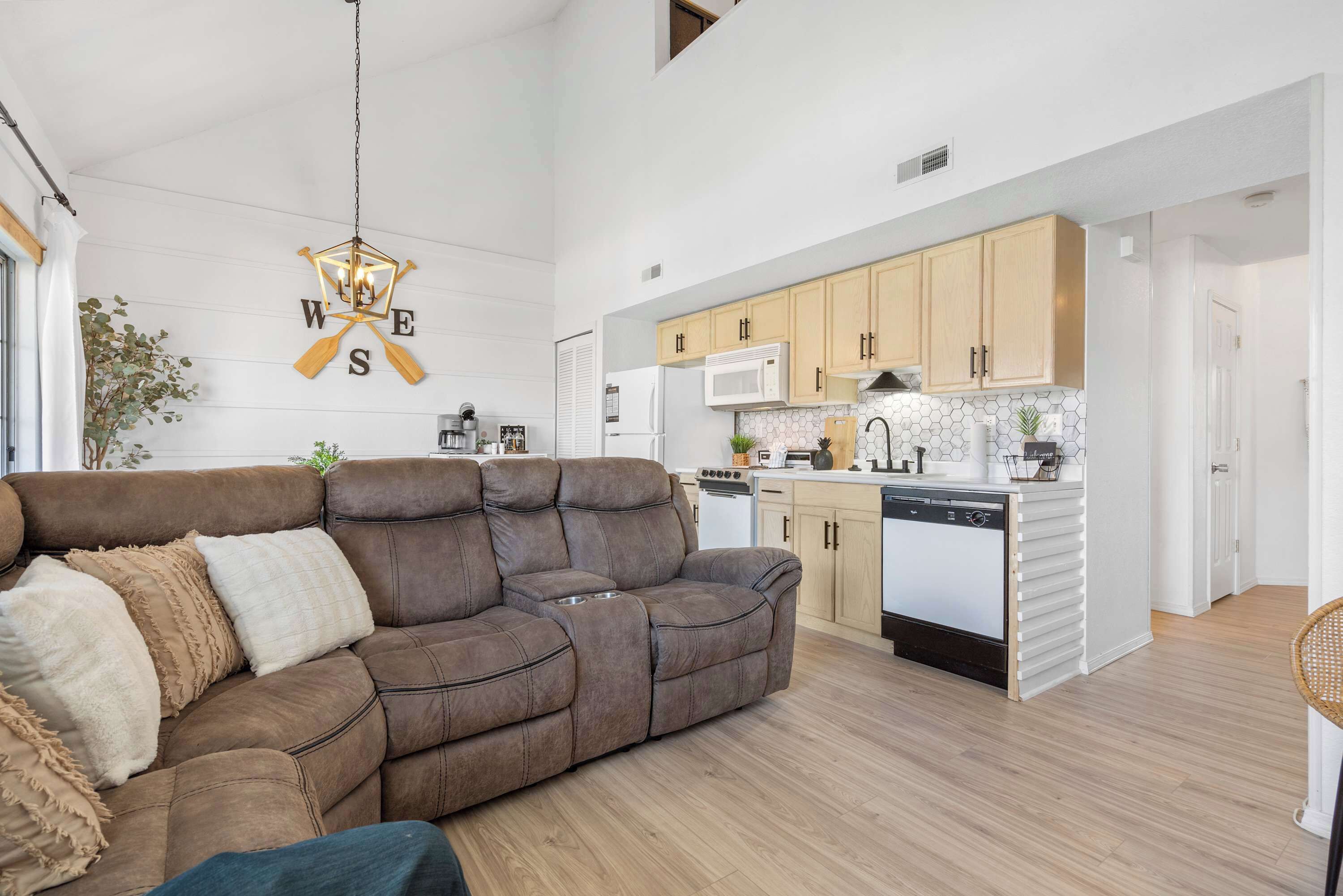 公寓客房, 多張床, 庭院, 花園景觀 (Our Landing Place) | 起居區 | 42-吋平面電視、數位頻道、壁爐