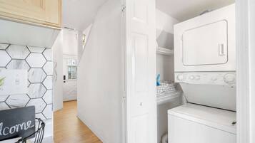 Condo, varias camas, patio, vista al jardín (Our Landing Place) | Interior