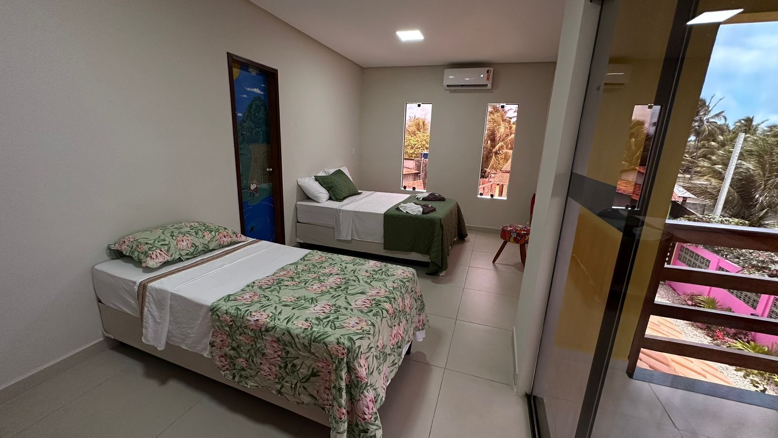 Hypo-allergenic bedding, minibar, free WiFi, bed sheets