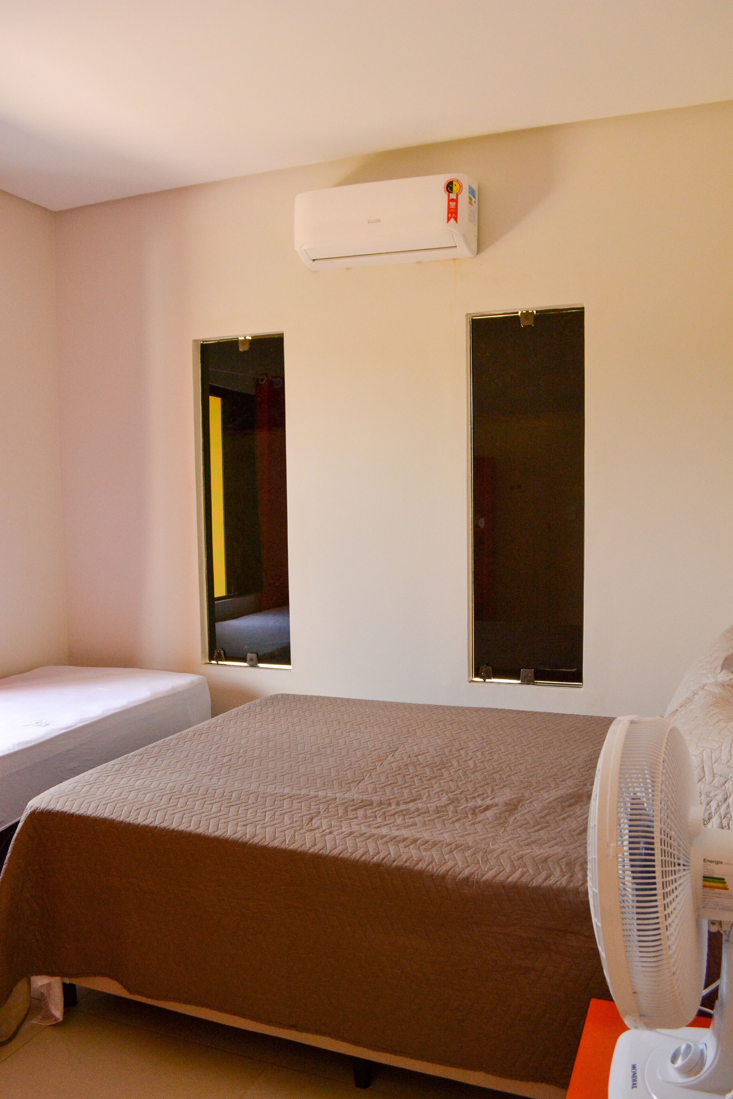 Hypo-allergenic bedding, minibar, free WiFi, bed sheets