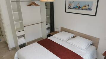 2 chambres, bureau, fer et planche Ă repasser, lit parapluie