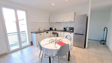 Réfrigérateur, micro-ondes, four, plaque de cuisson