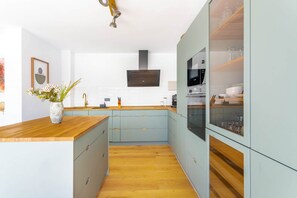 Fridge, microwave, oven, stovetop - Villa Olive Tree 4 Bedroom 3 Bathroom Heated Pool Newly Refurbished Family Villa (Playa Blanca)