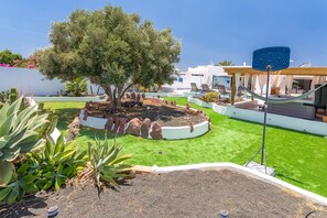 Property grounds - Villa Olive Tree 4 Bedroom 3 Bathroom Heated Pool Newly Refurbished Family Villa (Playa Blanca)
