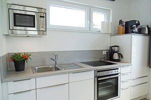 Køleskab, mikrobølgeovn, ovn, kogeplade