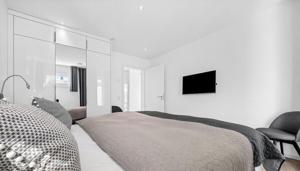 1 bedroom, iron/ironing board, free WiFi, bed sheets - Strandkrabbe - 1st row on the water & beach, ground floor, shower room, terrace (Olpenitz)