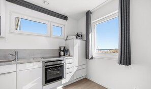 Fridge, microwave, oven, stovetop - Strandkrabbe - 1st row on the water & beach, ground floor, shower room, terrace (Olpenitz)