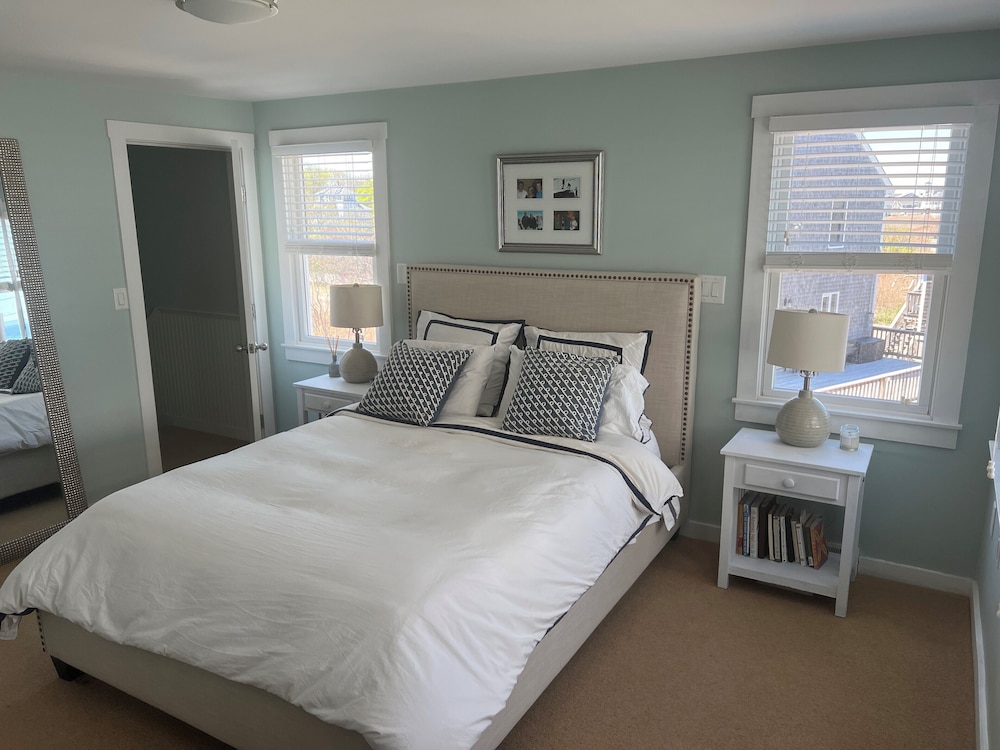 Beach House, within a walk to lighthouse, town and 2 beaches! Scituate Vrbo