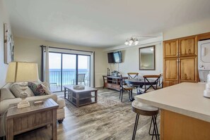 Condo, Berbilang Katil, Balcony, Ocean View (Ocean View Retreat) | Ruang tamu | 42 inci televisyen skrin rata dengan digital 