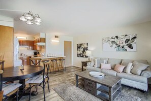Condo, Berbilang Katil, Balcony, Ocean View (Ocean View Retreat) | Ruang tamu | 42 inci televisyen skrin rata dengan digital 