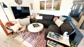 Smart-TV, Bücher, Stereoanlage