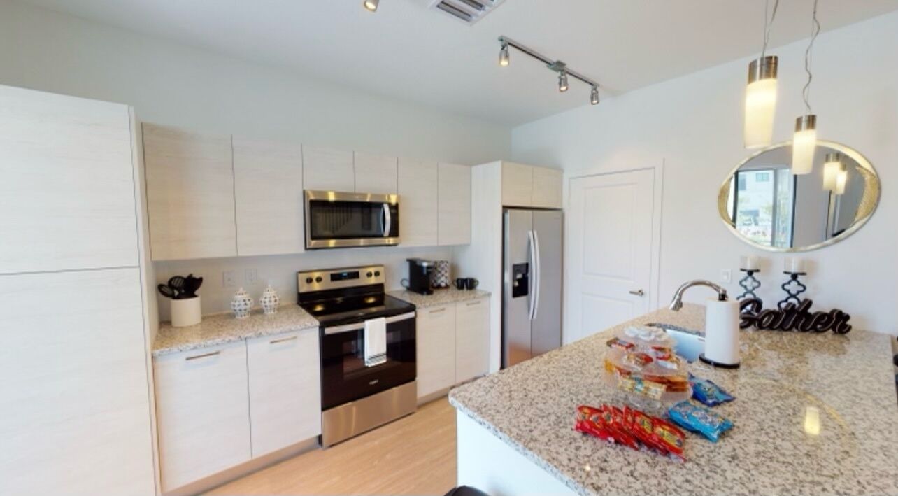 Beautiful Luxurious 2Bed 2bath with Master Suite