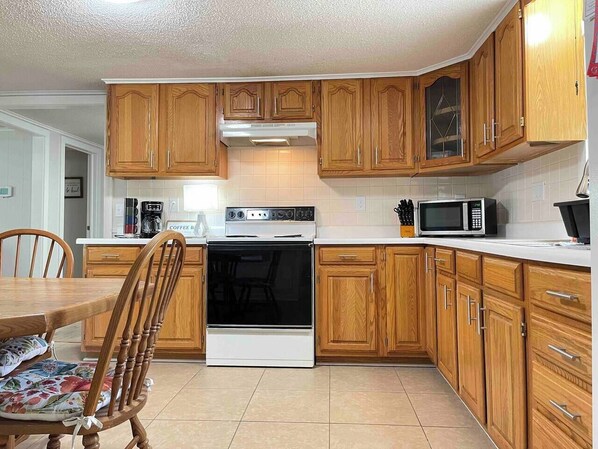 Fridge, microwave, oven, stovetop - The “Reel Diehl” Cottage (Sunrise Beach)