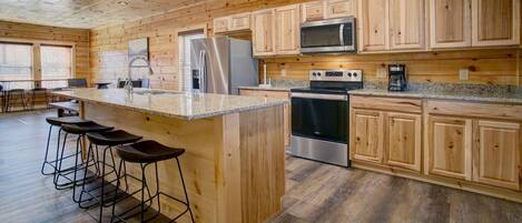 Køleskab, mikrobølgeovn, kogeplade, opvaskemaskine