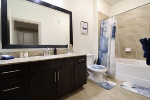 Hair dryer, towels, soap, shampoo - Luxury King Suite/Pool/SkyLounge (Houston)