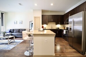 Interior - Luxury King Suite/Pool/SkyLounge (Houston)