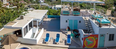 Alberca al aire libre y alberca climatizada