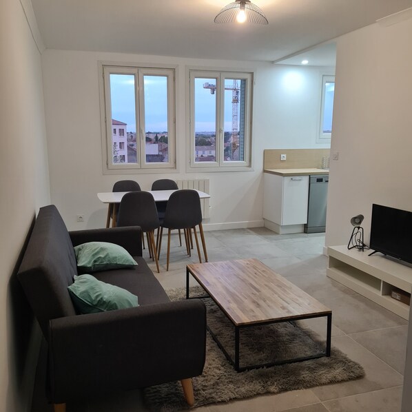 TV, books - Bel Appartement Refait à Neuf à 15 min du Centre de Nîmes (Nîmes)