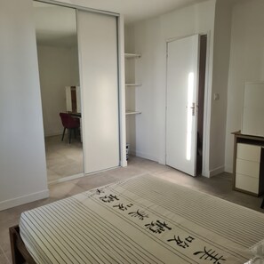 2 habitaciones, escritorio, tabla de planchar con plancha y wifi 