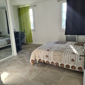 2 habitaciones, escritorio, tabla de planchar con plancha y wifi 
