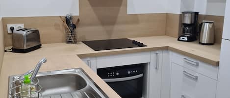Réfrigérateur, micro-ondes, four, plaque de cuisson