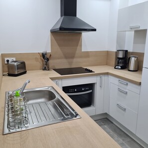 Fridge, microwave, oven, stovetop - Bel Appartement Refait à Neuf à 15 min du Centre de Nîmes (Nîmes)