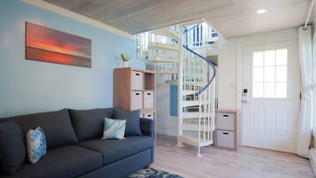 Tv, böcker och kontor