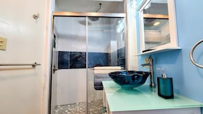 Douche, articles de toilette écologiques, sèche-cheveux