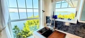 Fridge, microwave, oven, stovetop - LoZa House Coastal Lakefront Luxe w Stellar Views (Plattsburgh)