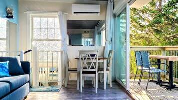 Fernseher, Bücher, Arbeitsbereiche