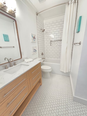 Toallas, jabón, shampoo, papel de baño