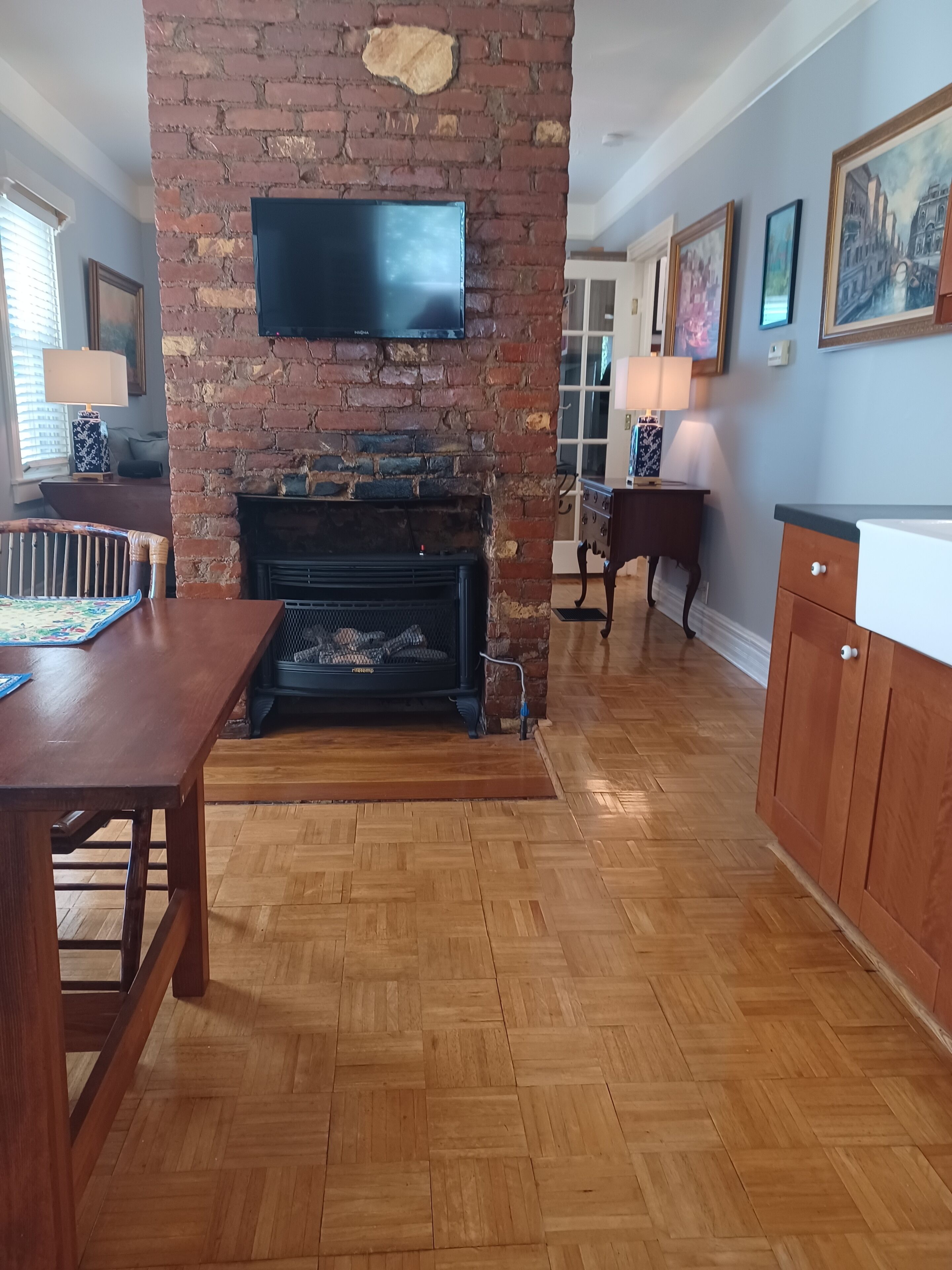 Bright and Beautiful One Bedroom Cottage