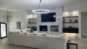 Smart TV, table tennis